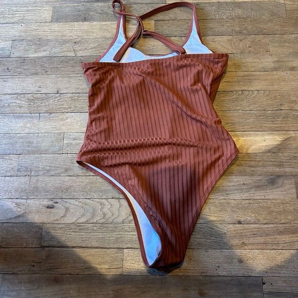 Swimsuit one piece size medium - Picture 4 of 7
